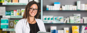 Farmacéutico mujer vistiendo una bata de laboratorio