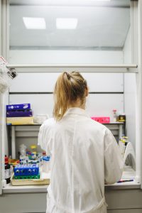 Científico trabajando en laboratorio