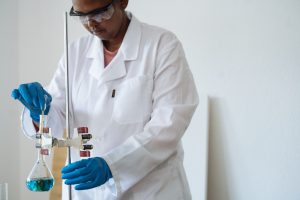 Investigador enfocado que realiza un experimento bioquímico en la clínica