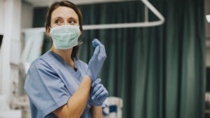 healthcare worker wearing her PPE